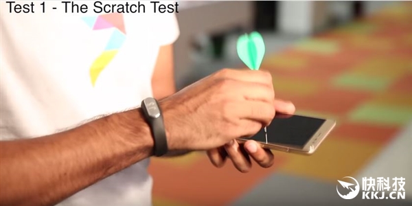 899元红米Note 3屏幕强度测试：汽车压不坏