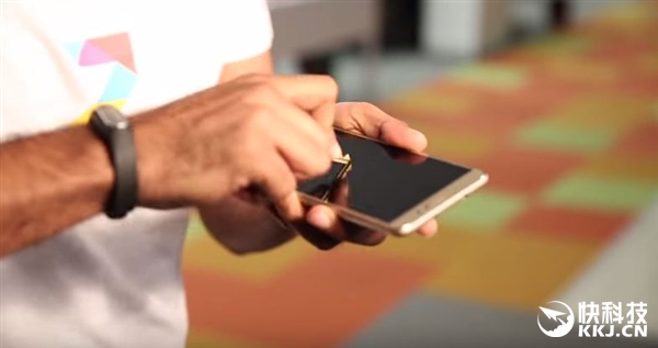 899元红米Note 3屏幕强度测试：汽车压不坏