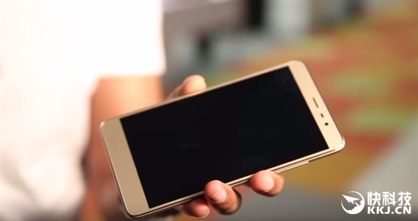 899元红米Note 3屏幕强度测试：汽车压不坏