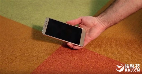 899元红米Note 3屏幕强度测试：汽车压不坏