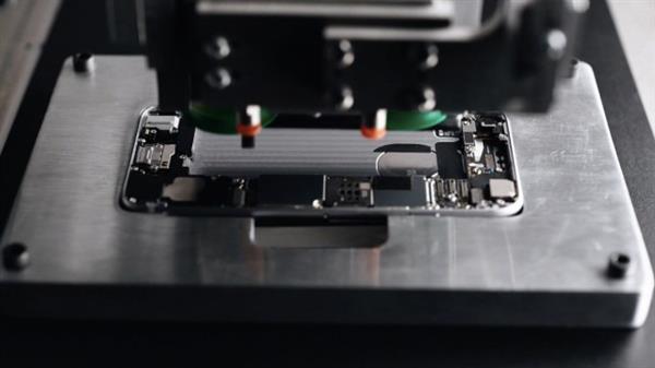 苹果Liam机器人揭秘：11秒拆解一台iPhone