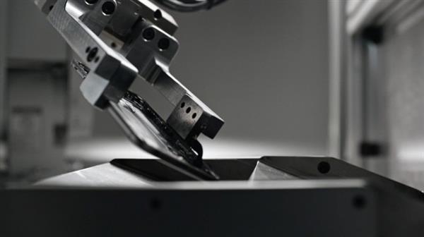 苹果Liam机器人揭秘：11秒拆解一台iPhone