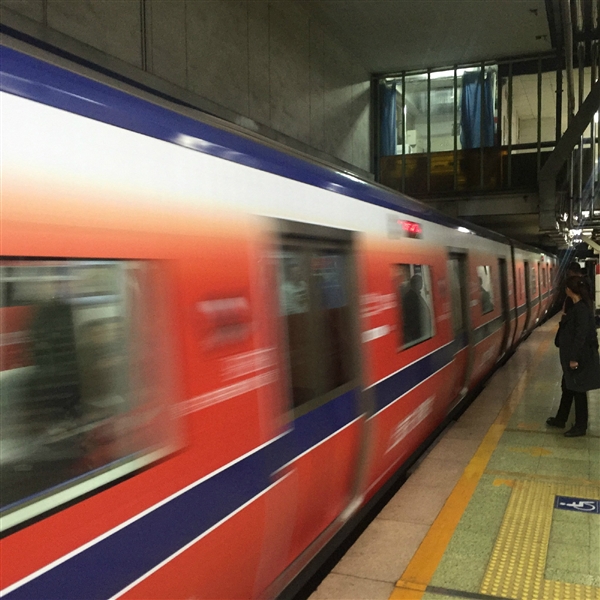 地铁开“骁龙专列” 苹果用户不好意思上车了