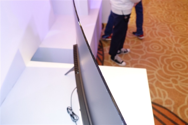 最美小米电视！65寸曲面实拍：超薄惊叹