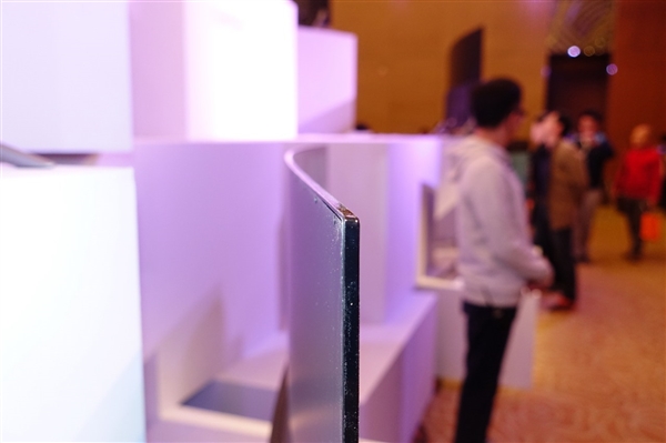 最美小米电视！65寸曲面实拍：超薄惊叹