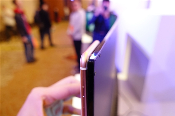 最美小米电视！65寸曲面实拍：超薄惊叹