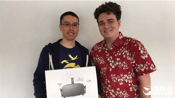 全球首台Oculus快递上门 小伙兴奋：能看小视频了