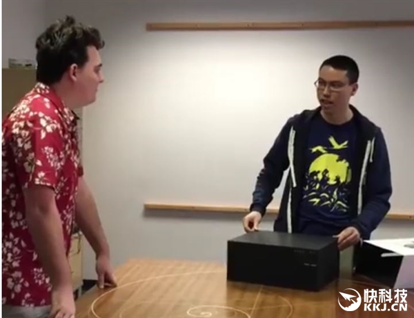 全球首台Oculus快递上门 小伙兴奋：能看小视频了