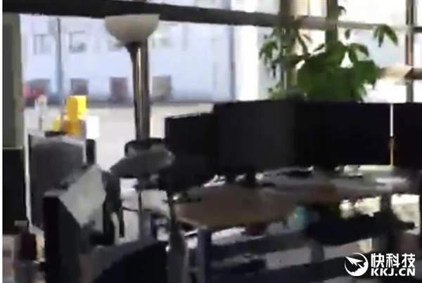 全球首台Oculus快递上门 小伙兴奋：能看小视频了