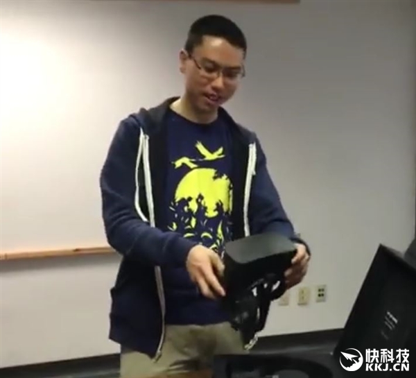 全球首台Oculus快递上门 小伙兴奋：能看小视频了