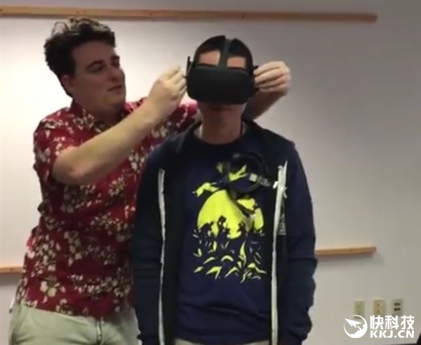 全球首台Oculus快递上门 小伙兴奋：能看小视频了