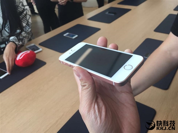 4寸真旗舰！iPhone SE体验：3288元买不亏