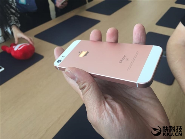 4寸真旗舰！iPhone SE体验：3288元买不亏