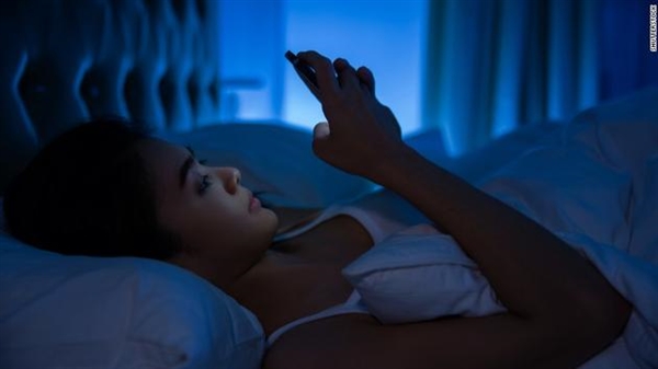 iPhone夜间模式真管用？专家：想多了