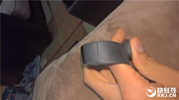 触目惊心！微软手环2腕带大量开裂