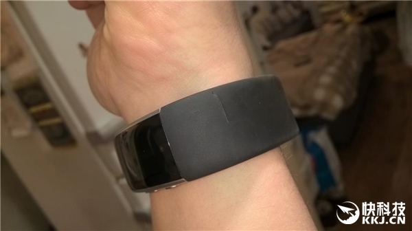 触目惊心！微软手环2腕带大量开裂