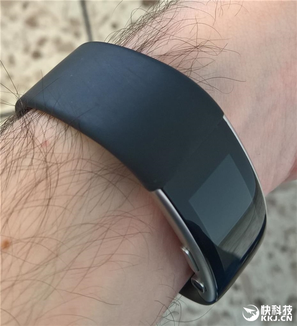 触目惊心！微软手环2腕带大量开裂