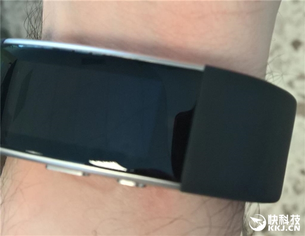 触目惊心！微软手环2腕带大量开裂