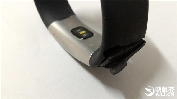 触目惊心！微软手环2腕带大量开裂