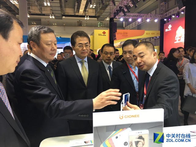 金立w909速出新闻金立天鉴W909提前一天亮相联通终端春季交易会 