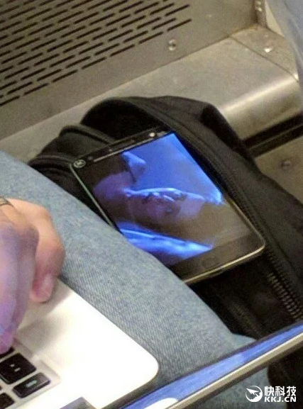 摩托新旗舰真机曝光：正面指纹识别 造型圆润