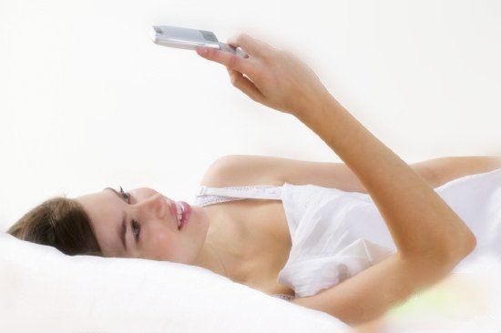 凶手竟然是枕头 关灯看手机可致短暂失明 