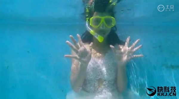 三星Note 7真机水下首秀：妹子自拍画面太美！