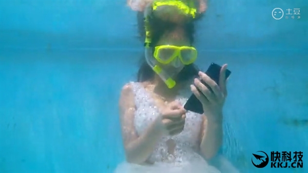 三星Note 7真机水下首秀：妹子自拍画面太美！