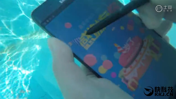 三星Note 7真机水下首秀：妹子自拍画面太美！