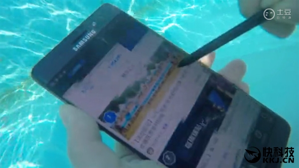 三星Note 7真机水下首秀：妹子自拍画面太美！