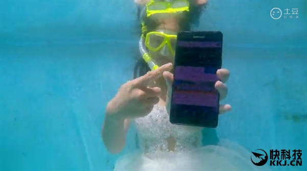 三星Note 7真机水下首秀：妹子自拍画面太美！