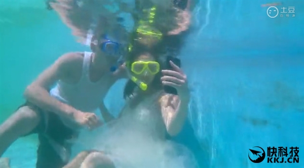 三星Note 7真机水下首秀：妹子自拍画面太美！