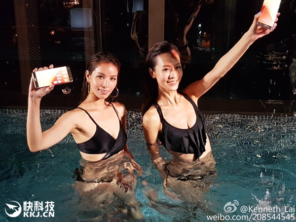 泳装台妹湿身演示三星Note 7防水：表情妩媚