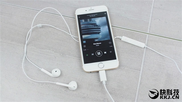 真能用！视频：iPhone 7 Lightning全新耳机上手