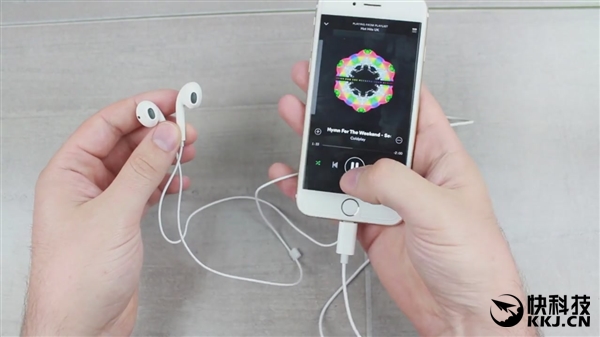 真能用！视频：iPhone 7 Lightning全新耳机上手
