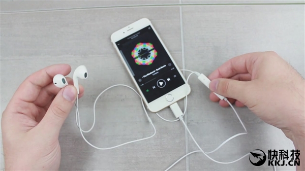 真能用！视频：iPhone 7 Lightning全新耳机上手