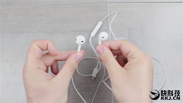 真能用！视频：iPhone 7 Lightning全新耳机上手