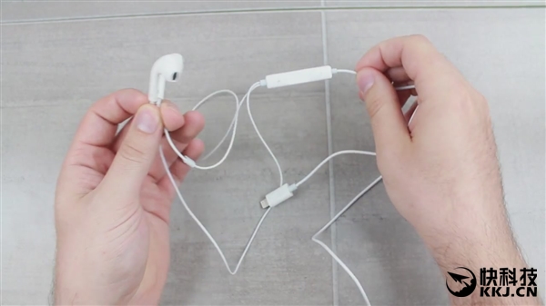 真能用！视频：iPhone 7 Lightning全新耳机上手