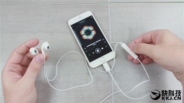 真能用！视频：iPhone 7 Lightning全新耳机上手