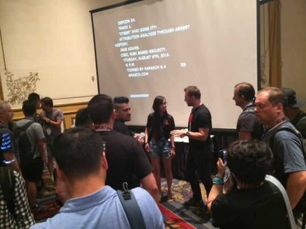 中国美女黑客展示攻击4G LTE网络 手机通信数据随意看