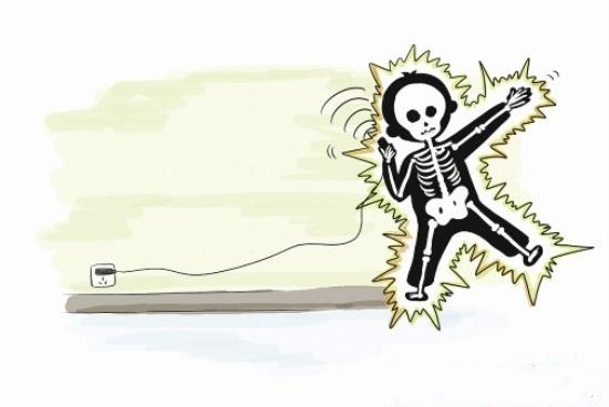 又一悲剧！边充电边玩手机 男孩指关节烧糊