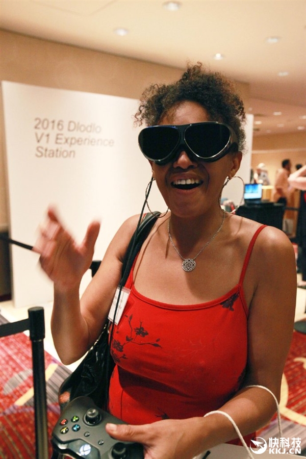 超便携VR眼镜Dlodlo V1发布：就是一副眼镜！