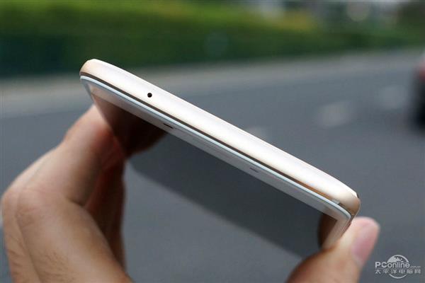 1299元YunOS加持！魅蓝E金灰蓝三色现场图赏