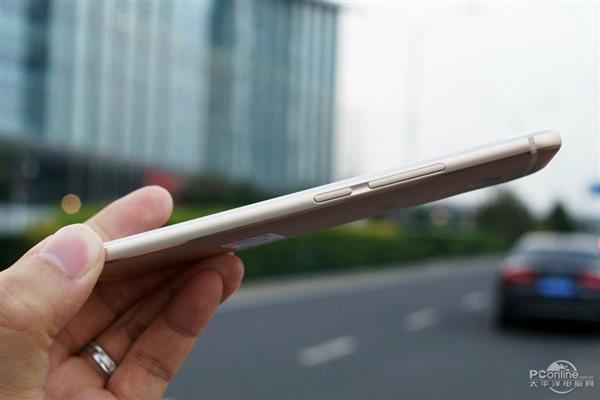 1299元YunOS加持！魅蓝E金灰蓝三色现场图赏