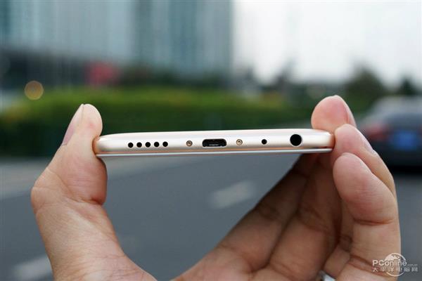 1299元YunOS加持！魅蓝E金灰蓝三色现场图赏