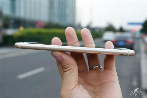 1299元YunOS加持！魅蓝E金灰蓝三色现场图赏