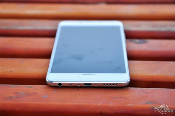 1299元YunOS加持！魅蓝E金灰蓝三色现场图赏