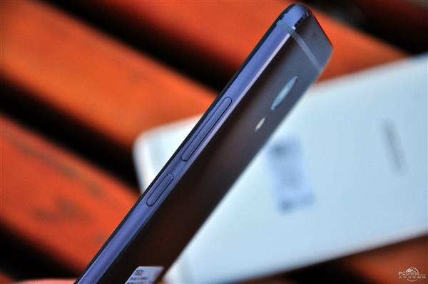 1299元YunOS加持！魅蓝E金灰蓝三色现场图赏