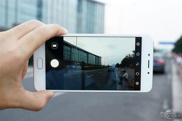 1299元YunOS加持！魅蓝E金灰蓝三色现场图赏