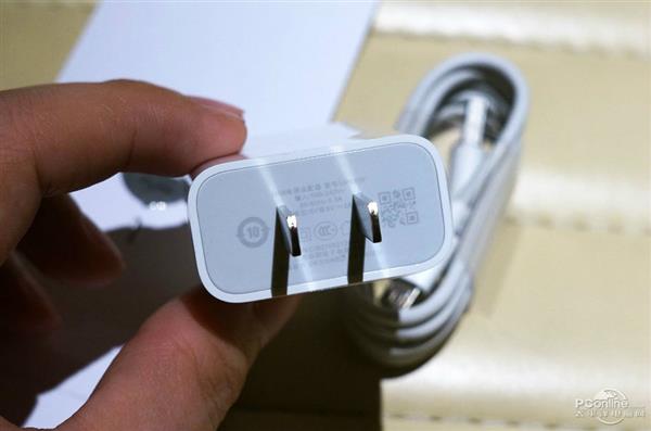 1299元YunOS加持！魅蓝E金灰蓝三色现场图赏